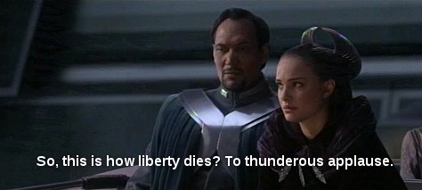 Bild ur Star Wars III. Kejsaren har just utropat sig till kejsare och ställt in alla medborgarrätter. Hela senaten applåderar. Padmé Amidala tittar förskräckt och säger, "så det är så här medborgarrätter dör? Till åskande applåder."